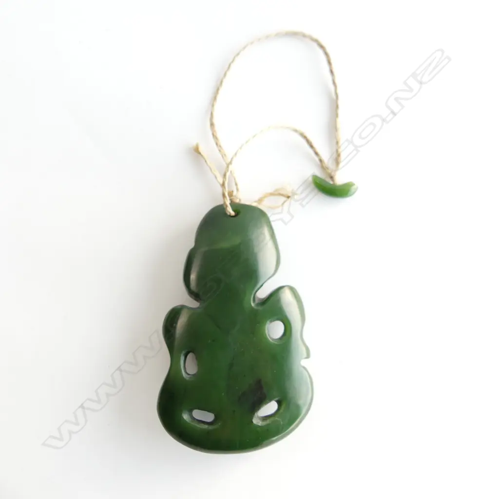 A contemporary Māori carved pounamu hei tiki, Image 1++